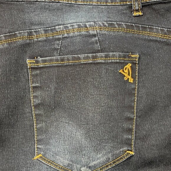 V.I.P. JEANS Dark Denim Shorts Plus-Size 22W Blue 5-Pockets High-Rise 7" Inseam - Picture 3 of 12